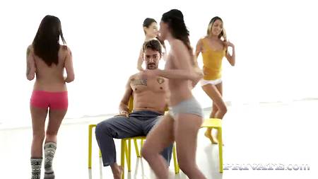 Сиськастые голые девки балдеют на толстой шняге парня