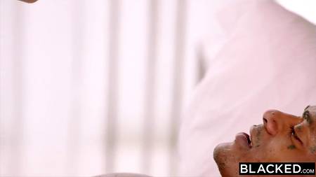 Любительница мускулистых негров отдалась двум маврам в зачетной групповухе