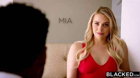 Любительница мускулистых негров отдалась двум маврам в зачетной групповухе