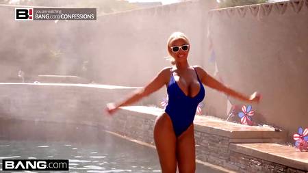 Полицейский отжарил блонду с шикарной грудью и кончил ей на лобок