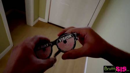 Парень предолит сучку с плоской грудью желая кончить ей на попку