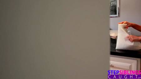 Присунул в узкую писю глубоко отсосавшей молодой девчонке