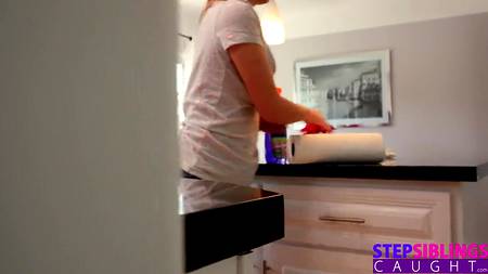 Присунул в узкую писю глубоко отсосавшей молодой девчонке