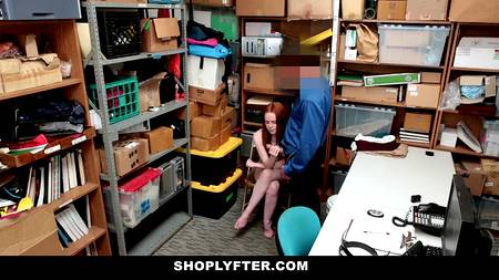 Рыжеволосая воровка подставила пизду охраннику чтобы избежать наказания