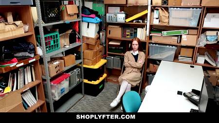 Рыжеволосая воровка подставила пизду охраннику чтобы избежать наказания