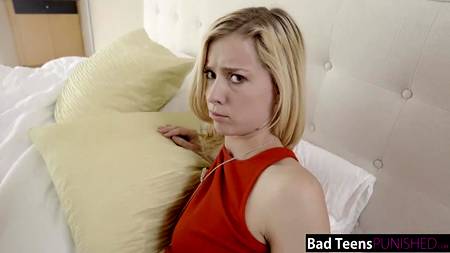 Чувак отшлепал свою девушку и страстно вдул в разных позах