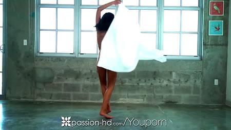 Красивый секс в масле лысого чувака с обворожительной August Ames