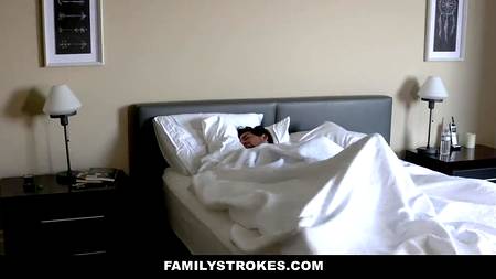 Похотливая женушка изменят мужу с молодым напористым ебарем