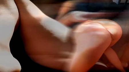 Мастубирующая большой клитор красавица соблазнила парня на секс