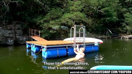 Пацан активно мастурбирует волосатую промежность зрелой бабы