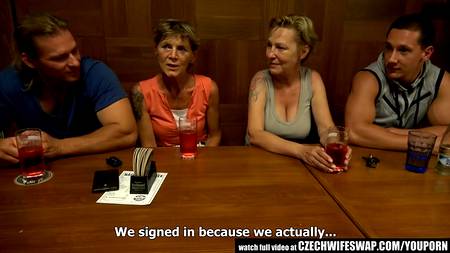 Пацан активно мастурбирует волосатую промежность зрелой бабы