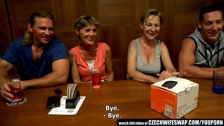 Пацан активно мастурбирует волосатую промежность зрелой бабы