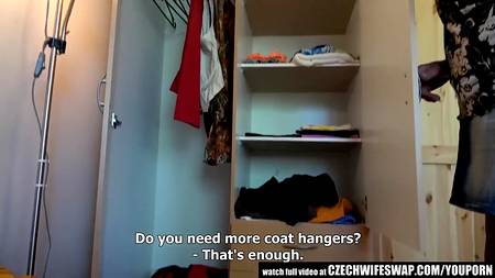 Пацан активно мастурбирует волосатую промежность зрелой бабы