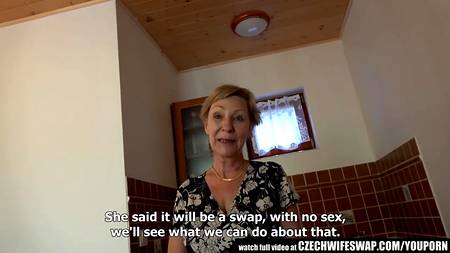 Пацан активно мастурбирует волосатую промежность зрелой бабы