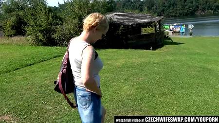 Пацан активно мастурбирует волосатую промежность зрелой бабы