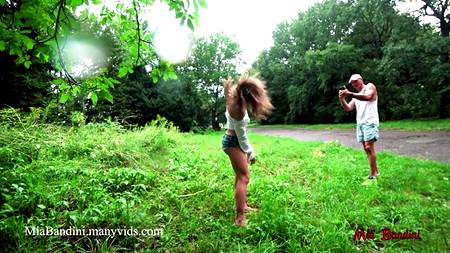 Фитнес няша дает на природе в жопу мускулистому любовнику