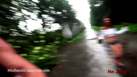 Фитнес няша дает на природе в жопу мускулистому любовнику