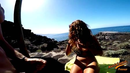 Безотказная красотка дает бойфренду в узкую задницу на природе