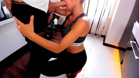 Отодрал сзади зачетную фитнес няшку и мощно кончил ей на лицо