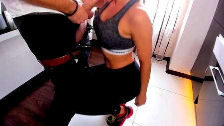 Отодрал сзади зачетную фитнес няшку и мощно кончил ей на лицо