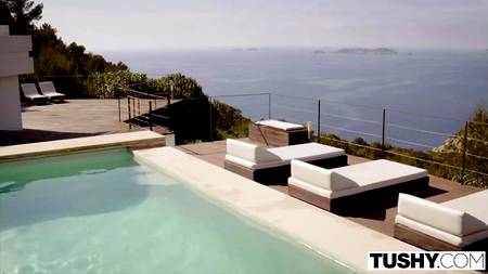 Лысый пихарь сношает во все дыры длинноногую красавицу