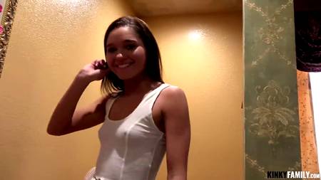 Девочка с маленькой грудью захотела потрахаться с опытным парнем