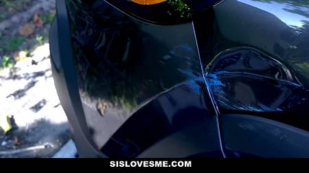 Латинка отработала пиздой за ремонт автомобиля соседского пацана