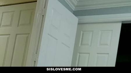 Латинка отработала пиздой за ремонт автомобиля соседского пацана