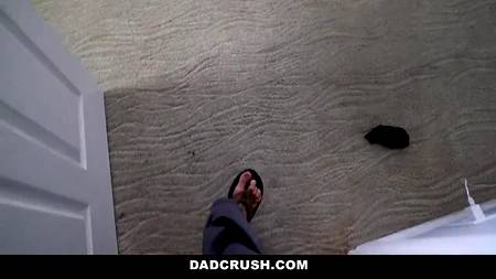 Обкончал маленькую грудь молодой подруге в конце пылкой ебли