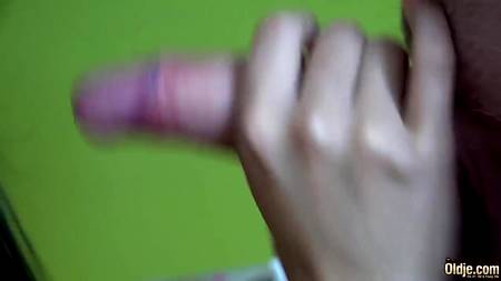 Седой мужик соблазнил молодую девушку объездить его ствол