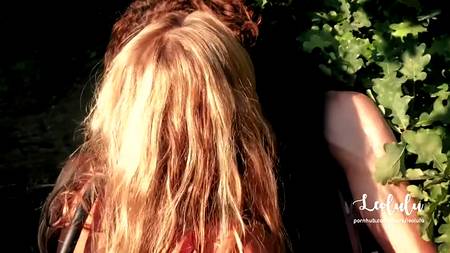 Любительский секс втроем на природе с худенькими девчонками