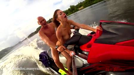 Безотказную сучку ебут в очко на скоростном гидроцикле