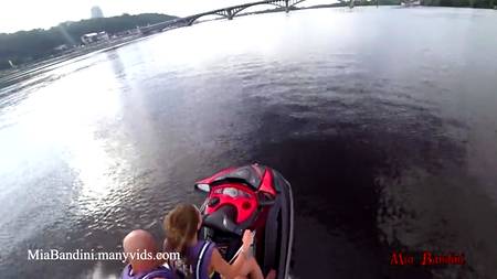 Безотказную сучку ебут в очко на скоростном гидроцикле