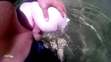 Частное порно красивой парочки в небольшом озере