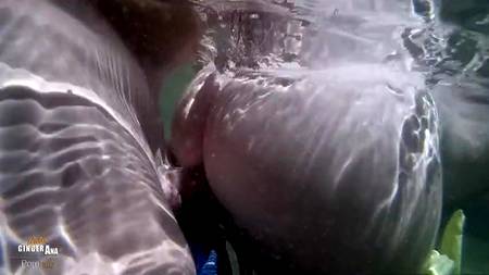 Частное порно красивой парочки в небольшом озере