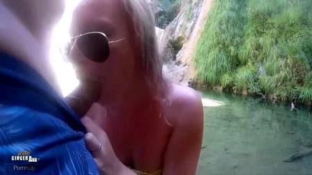 Частное порно красивой парочки в небольшом озере