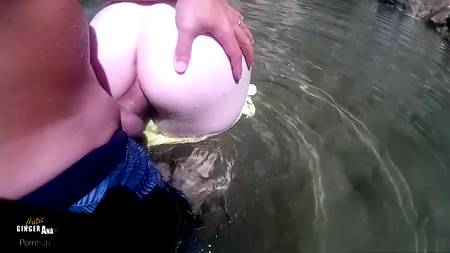 Частное порно красивой парочки в небольшом озере