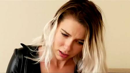 Красотка в латексном костюме оргазмирует сверху на парне