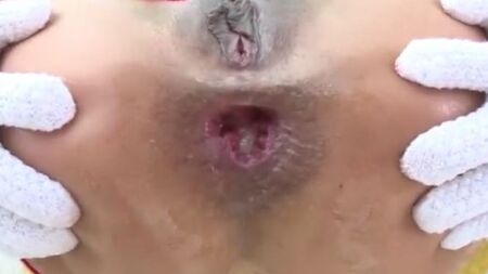 Мужик долбит мясистым членом рабочую задницу стонущей блонды