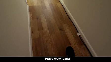 Перед еблей погонял шнягу между сисек грудастой брюнетке