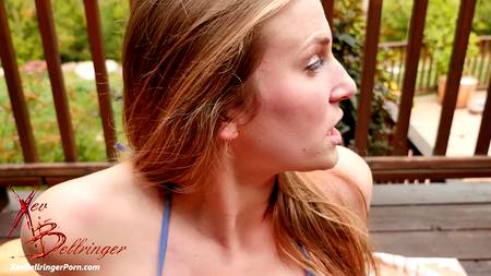 Девушка с большой грудью сосет на улице от первого лица