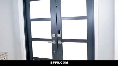 Неугомонный ловелас вертит на члене пошлых подружек