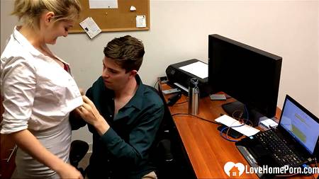 Возбудившаяся девка соблазнила коллегу кинуть ей палку на рабочем столе