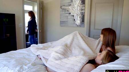 Сестры сосут толстый член потерявшего сознание кузена