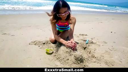 Мускулистый хахаль активно ебет худышку с желанием кончить ей в рот