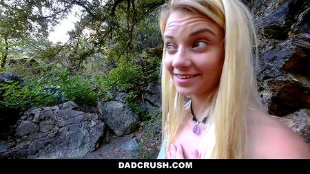 Кончил в дырку блондинки захотевшей потрахаться на природе