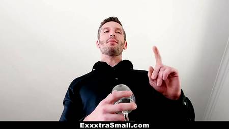 Рыжеволосая молодуха соблазнила и оттрахала горячего ловеласа