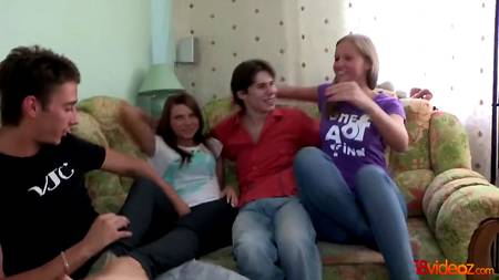 Парни отодрали до изнеможения молодых студенток и кончили им в рот