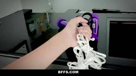 Возбудившиеся от вибратора девки устроили оргию в студенческой общаге