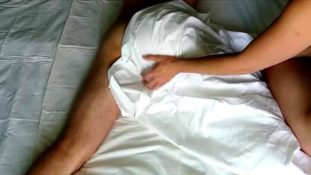 Подруга массажирует пальцем простату балдеющему парню